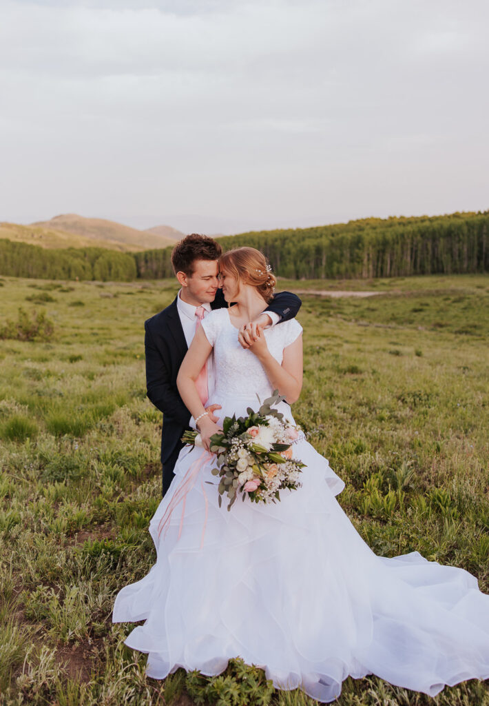 Unique Utah wedding pose