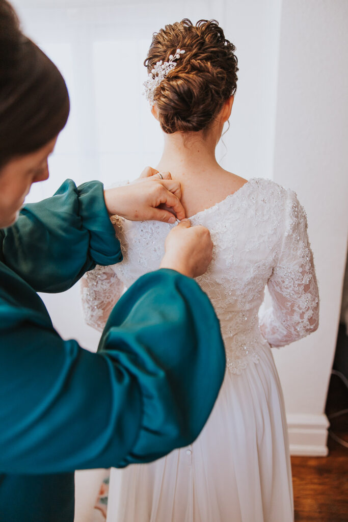 Mother of the bride buttons daughter's wedding dress