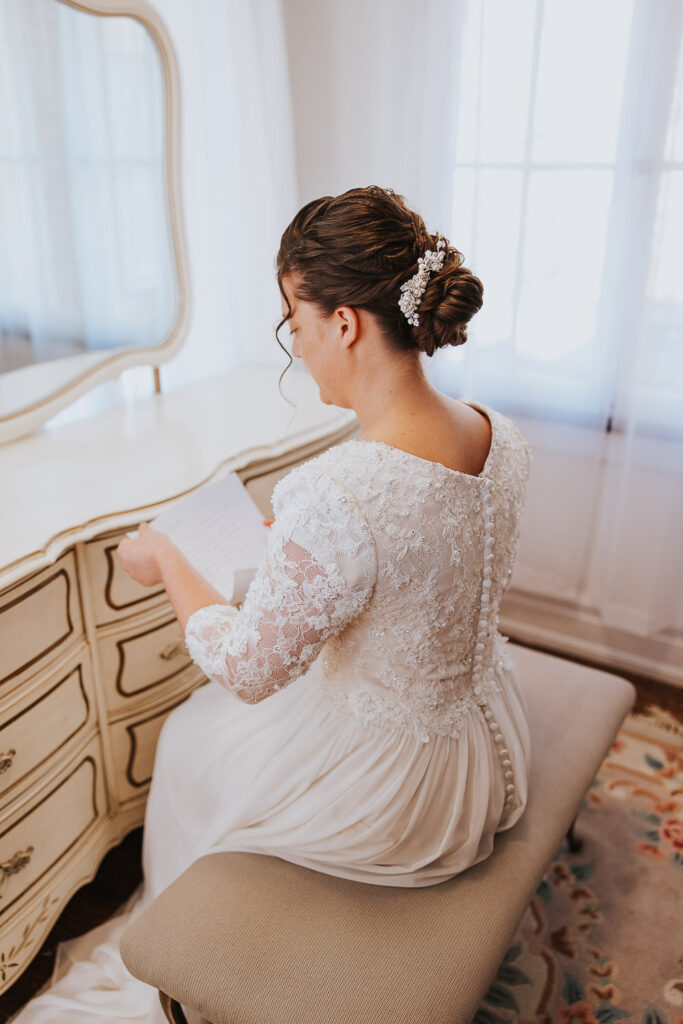 Bride reads letter from groom before Ohio wedding